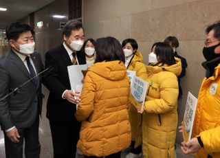 &lt;포토&gt; 이낙연 대표 막아선 심상정, 올바른 중대재해기업처벌법 제정 촉구