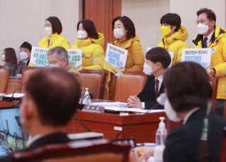 &lt;포토&gt; 5인 미만 사업장 중대재해법 적용 촉구하는 정의당 의원들