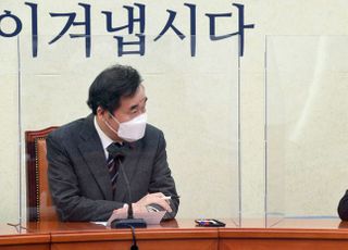 &lt;포토&gt; 대화하는 이낙연 대표와 유영민 신임 대통령 비서실장