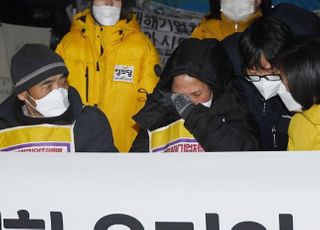 &lt;포토&gt; 누더기 중대재해법 통과, 결국 눈물 흘리는 김미숙 김용균재단 이사장