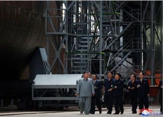 김정은, 핵잠수함 도입 공식화…"최종심사단계"