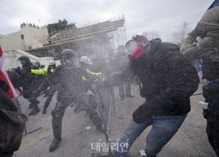 미국시민 57% ‘트럼프 퇴진해야’…의회 난입 사태 부추겨