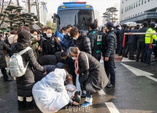 &lt;포토&gt; 정인이 양모 탑승한 호송차량 막는 시민들