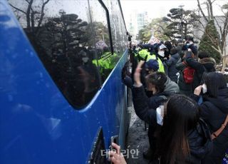 &lt;포토&gt; 정인이 양모 탑승 호송차 둘러싼 시민들