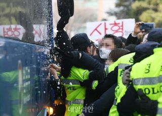 &lt;포토&gt; 정인이 양모 호송차 향해 분노 쏟아내는 시민들