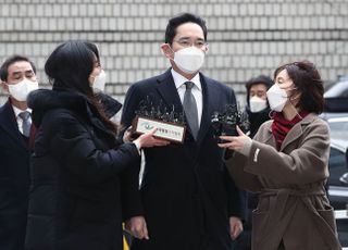 &lt;포토&gt; '운명의 날' 법정 향하는 이재용 삼성전자 부회장