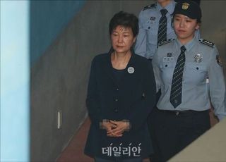 [속보] 박근혜, 코로나 확진자와 밀접접촉…오늘 PCR 검사