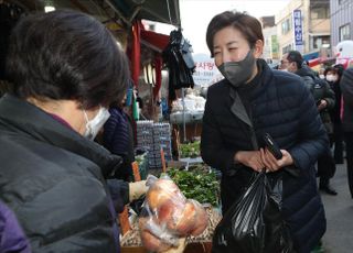 &lt;포토&gt; 전통시장 방문해 장보는 나경원