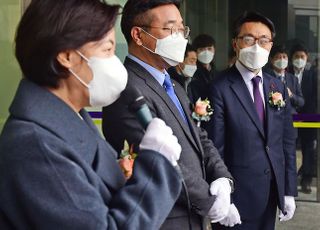 &lt;포토&gt; 추미애 장관 축사 경청하는 김진욱 초대 공수처장