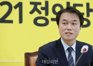 '민주당보다는 낫네'…'성추행' 김종철 직위해제에 野 평가