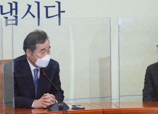 &lt;포토&gt; 김진욱 공수처장과 대화하는 이낙연 대표