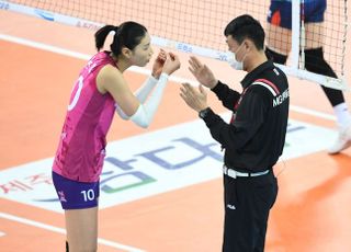 흥분한 김연경 “로컬룰, 지금도 이해 못 하겠다”