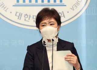 &lt;포토&gt; 울먹이는 이언주 "당 반대로 가덕신공항 특별법 통과되지 못하면 후보직 사퇴"