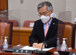 '조국 아들 인턴경력서 허위발급' 최강욱 1심서 의원직상실형(종합)