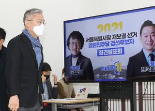 &lt;포토&gt; 서울시장 보궐선거 예비후보자 정견발표회 참석하는 최강욱 열린민주당 대표