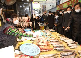 &lt;포토&gt; 부산 부평시장 둘러보는 이낙연