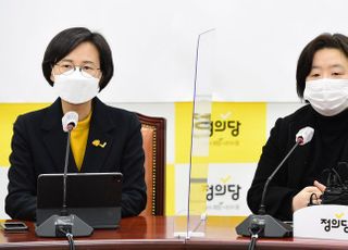 &lt;포토&gt; 정의당 비상대책회의 발언하는 배복주