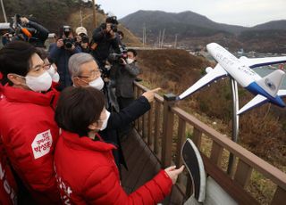 &lt;포토&gt; 가덕도 신공항 부지 살펴보는 김종인 비대위원장