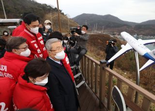 &lt;포토&gt; 가덕도 신공항 부지 살펴보는 김종인