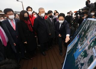 &lt;포토&gt; 가덕도 신공항 관련 브리핑 듣는 김종인 비대위원장