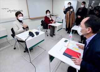 &lt;포토&gt; 서울역쪽방상담소와 간담회 갖는 나경원