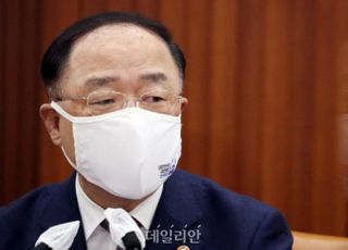 '知止止止' 새긴 홍남기…총리직 걸고 전국민 지원 반대 관철할까