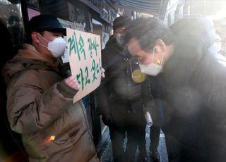 &lt;포토&gt; 이태원 상인에게 고개 숙인 이낙연 대표