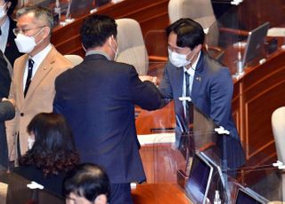 &lt;포토&gt; 법관 탄핵소추안 투표 마친 후 동료의원과 인사하는 이탄희 의원