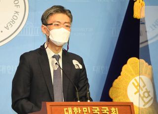 &lt;포토&gt; 맞춤형 주4일재 노동환경 공약 발표하는 조정훈