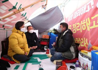 &lt;포토&gt; 이스타항공 노성장 찾은 강은미 정의당 비대위원장