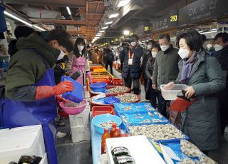 문대통령 부부, '화재 극복' 소래포구 어시장 방문