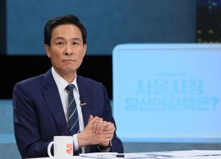 &lt;포토&gt; 100분 토론 나선 우상호