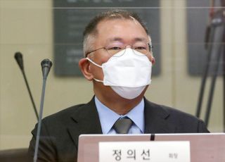 &lt;포토&gt; 정세균 총리 발언 경청하는 정의선 현대차 회장