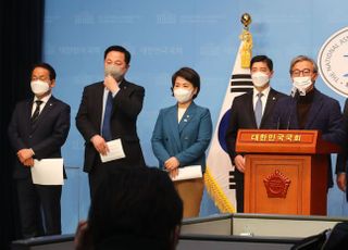 &lt;포토&gt; 가덕도신공항 특별법 원안통과 촉구하는 민주당 국가균형발전특위