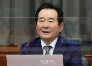 정세균 "왜 쓸데없는데 전력을 낭비하나"…이재명 기본소득 때리기