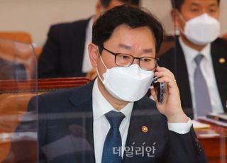 '문재인 패싱' 의혹 침묵한 박범계 "검찰의 언론플레이" 탓