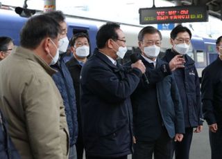 하필 부산시장 선거 40일 전에…文, 부산 방문해 가덕도 신공항 띄우기