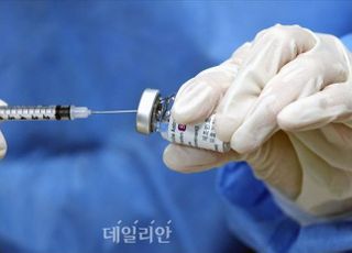 1년 37일 만에 코로나19 백신 접종…"과신은 금물"