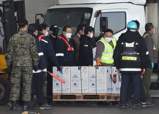 &lt;포토&gt; 공항 도착한 화이자 백신 '접종센터로'