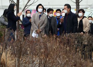 &lt;포토&gt; 연남동 경의선 숲길 걷는 박영선