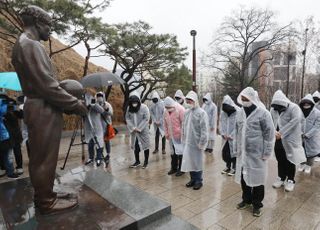 &lt;포토&gt; 손기정 동상 묵념하는 안철수