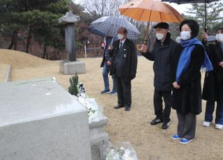 &lt;포토&gt; 백범 김구 묘역 참배하는 박영선