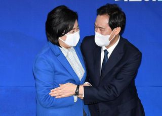 &lt;포토&gt; 포옹하는 박영선 서울시장 후보와 우상호 후보