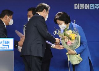 &lt;포토&gt; 이낙연 대표에게 꽃다발 받는 박영선 서울시장 후보