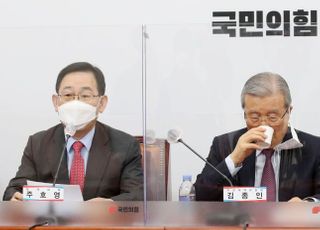 &lt;포토&gt; 발언하는 주호영 원내대표, 물 마시는 김종인 위원장