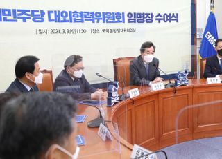 &lt;포토&gt; 대외협력위원회 임명장 수여식 인사말하는 이낙연 대표