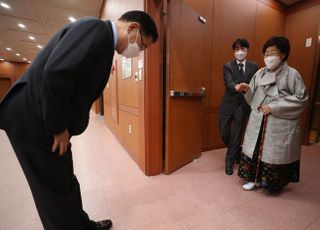 &lt;포토&gt; 이용수 할머니에게 인사하는 정의용 장관