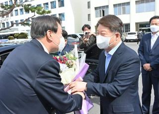 [윤석열 정국④] 야권, 엄호사격·두둔에 환영의 꽃다발까지