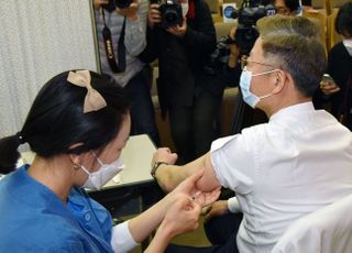 &lt;포토&gt; 김연수 서울대학교병원장 백신 접종