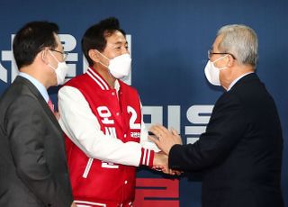 &lt;포토&gt; 오세훈 축하하는 김종인